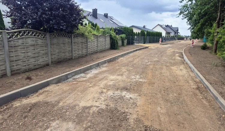 Ponad 1,3 mln zł na trasy rowerowe w gminie Miłoradz. Prace trwają w Kończewicach i Bystrzu