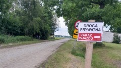 Boręty gm. Lichnowy: jedyny dojazd do kilkunastu domów pozostaje nieuregulowany. Starostwo i Gmina odpowiadają mieszkańcom
