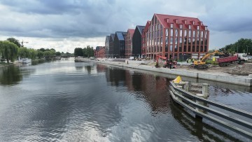 Trwa wielka rewitalizacja Wyspy Spichrzów w Elblągu. Nowe nabrzeża…