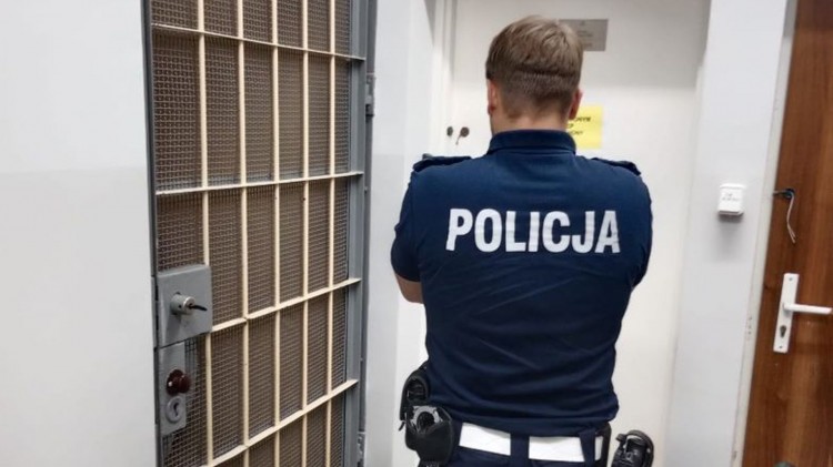 Miał sądowy zakaz prowadzenia pojazdów. Mimo to wsiadł za kierownicę