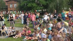 Dzierzgoń: Dzień Dziecka „Tanecznym krokiem”. Zumba, kolorowanki i „Przygody Helenki" na scenie – 1.06.2016 