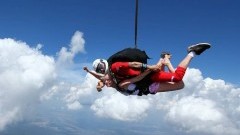Skoki spadochronowe w tandemie – co warto o nich wiedzieć?