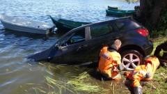Dwa wypadki i kolizje drogowe. Strażacy wyciągnęli samochód z Jeziora Barlewickiego. Weekendowy raport sztumskich służb mundurowych – 29.05.2017