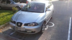 Mistrzowie (nie tylko) parkowania. Auto zaparkowane na miejscu dla osoby niepełnosprawnej, a specjalna karta parkingowa?