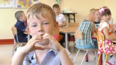 Przedszkolaki ze Szkoły Podstawowej w Gminie Malbork składają życzenia dla rodziców. 