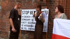 Choć próbują ją „uciszyć” , ona protestuje: „nie dam się zastraszyć i mam zamiar walczyć...”. Kolejna pikieta Bogumiły Skóry przed malborskim sądem