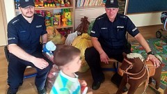 Dobre serce nie wychodzi z mody – policjanci przekazali dzieciom ubrania i zabawki