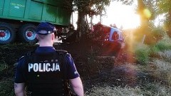 Bukowo-Szropy: Nie żyje 24-latek. Kierowca ciągnika uderzył w drzewo. Maszyna spłonęła