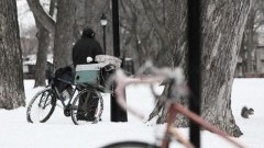 Coraz niższe temperatury mogą zabrać komuś życie. Nie bądźmy obojętni! - Apel policji. 