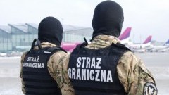 Próbowała na siłę wejść na pokład samolotu. Nietrzeźwa 49-latka ukarana mandatem.
