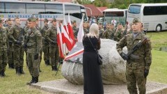 Żona zmarłego tragicznie kpt. pilota Krzysztofa Sobańskiego odsłoniła pamiątkową tablicę.