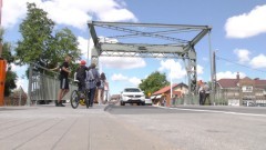 Most zwodzony czasowo zablokowany przez jaskółki. „To nowa atrakcja Żuław”.