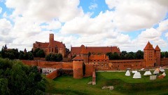 Oblężenie Malborka - pełny program. Zobacz Zamek na kamerach pogodowych Telewizji Malbork 