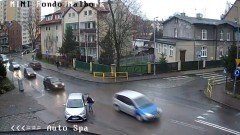 Zapomniała zaciągnąć ręczny hamulec? Niebezpieczna sytuacja na mini rondzie w Malborku.