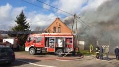 AKTUALIZACJA. W pożarze w Stogach wielodzietna rodzina straciła dach nad głową. Trwa akcja ratunkowa.