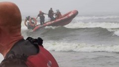 Kajakarze w wodzie - akcja ratunkowa na wodach Zatoki Gdańskiej. 