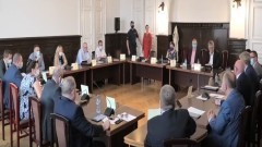 „Ilość głupot wypowiedzianych dzisiaj przez panią mnie poraża” - policyjna interwencja podczas XVIII sesji Rady Powiatu Malborskiego.