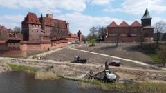 Malbork. Budowa bulwaru i kamienic nad Nogatem. Zobacz najnowsze nagranie z drona - kwiecień 2021 [wideo i foto]