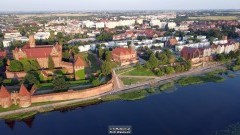 Malbork. Budowa bulwaru i kamienic nad Nogatem. Zobacz najnowsze nagranie z drona - lipiec 2021 [wideo i foto]