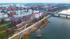 Malbork. Budowa bulwaru i kamienic nad Nogatem. Zobacz najnowsze nagranie z drona - listopad 2021 [wideo i foto]