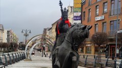 AKTUALIZACJA. Malbork. Zobacz, kto ukradł czapkę świętego Mikołaja królowi Jagiellończykowi [wideo].