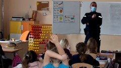 Malbork. Dzielnicowi rozmawiają z dziećmi o bezpieczeństwie podczas ferii zimowych.