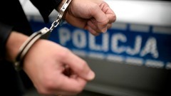 Nowy Dwór Gdański. Na widok policjantów ukrył się w wodzie przydrożnym rowie.