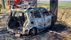 Nowy Dwór Gdański. Osobówka uderzyła w drzewo i spłonęła - nie żyje kierowca. 