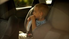 Policjanci apelują - nie zostawiaj dziecka samego w nagrzanym samochodzie.