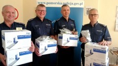 Nowy Dwór Gdański. Nowy sprzęt do walki z piratami drogowymi w rękach policjantów.
