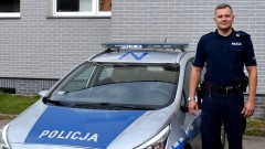 Malbork. Policjant ze strażakiem uratowali dziecko stojące w otwartym oknie drugiego piętra.