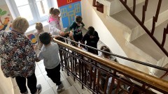 Mikołajki Pomorskie. Pożar w Szkole Podstawowej – ćwiczenia strażackie połączone z ewakuacją.