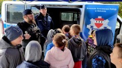 Mikołajki Pomorskie. Co to znaczy czuć się bezpiecznym – spotkanie policjantów z uczniami.