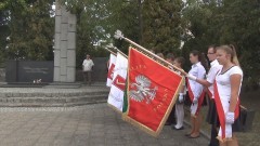 MIESZKAŃCY SZTUMU UCZCILI 76 ROCZNICĘ WYBUCHU II WOJNY ŚWIATOWEJ PO POMNIKIEM RODŁA – 01.09.2015
