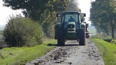 Policjanci przypominają o obowiązku czyszczenia ogumienia w maszynach rolniczych, budowlanych przed wyjazdem na drogę – 30.10.2015