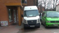 Chodnik dla pieszych czy jako parking? Mistrzowie(nie tylko)parkowania na Mickiewicza w Malborku - 03.02.2016