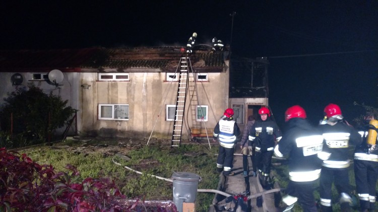 Nocą płonął budynek mieszkalny w Michorowie. Ewakuowano 11 osób.&#8230;