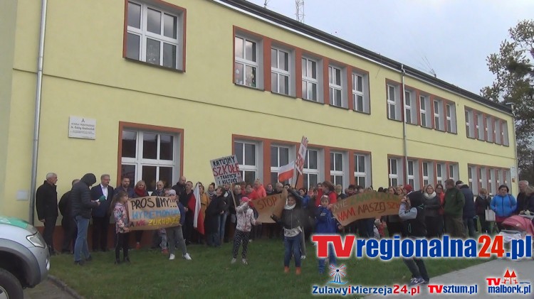 Waplewo Wlk. Protest rodziców i nauczycieli w obronie szkoły. Rada Gminy&#8230;