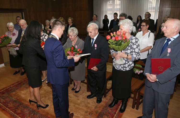 Medale za Długoletnie Pożycie Małżeńskie. Jubileusz 50-lecia w sali&#8230;