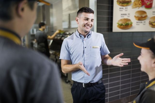 McDonald’s kusi studentów umową o pracę i elastycznymi godzinami!