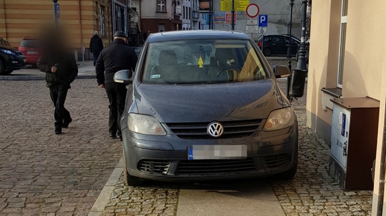 Sztum: Ten chodnik jest zbyt mały... Mistrz parkowania na ul. Galla Anonima&#8230;