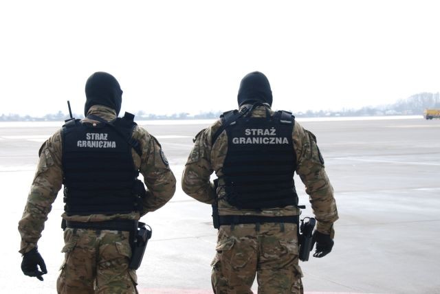 Poszukiwany listem gończym ujęty na lotnisku. Miał odebrać brata bliźniaka.