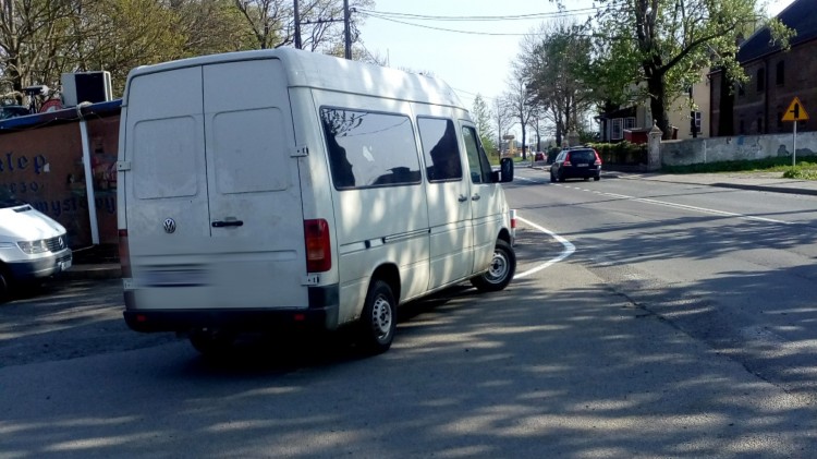 Parkowanie przy skrzyżowaniu. Widok na główną drogę zasłonięty&#8230;