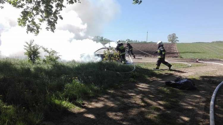 Płonący samochód, kolizja i spadające konary drzew. Weekendowy Raport&#8230;