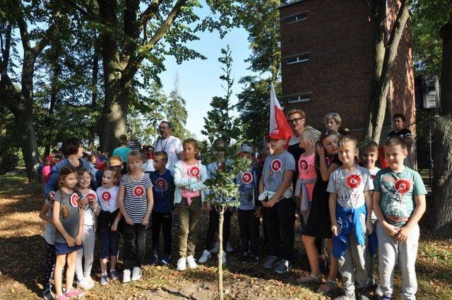Dzierzgoń: Uczniowie posadzili 100 drzew z okazji 100. rocznicy Odzyskania&#8230;