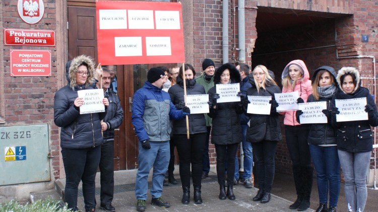 Żądają 1000 złotych podwyżki. Protest pracowników Prokuratury Rejonowej&#8230;