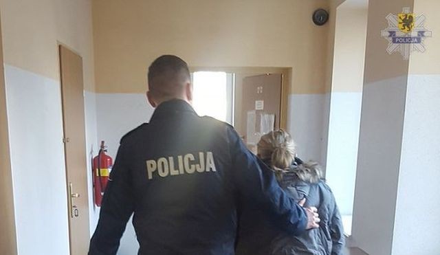 120 porcji narkotyków i ponad 13 tys. zł. Policjanci zatrzymali 64-latkę.