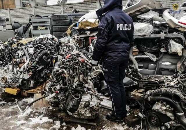 Kilkaset części samochodowych, skradzione auta i quady. Policja rozbiła&#8230;