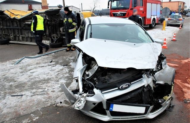 Zderzenie Volkswagena z Fordem. Obydwaj kierowcy w szpitalu.