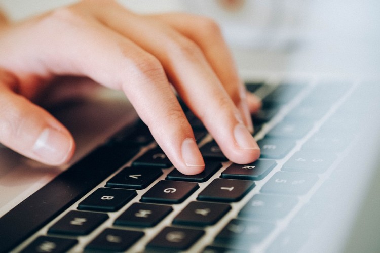 Kolejna kobieta oszukana przez Internet. Oszust podawał się za amerykańskiego&#8230;